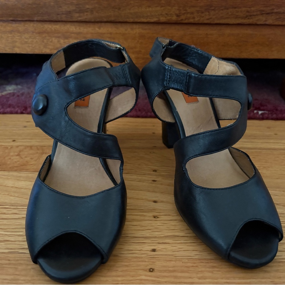 Selling hardly worn black Miz Mooz shoes